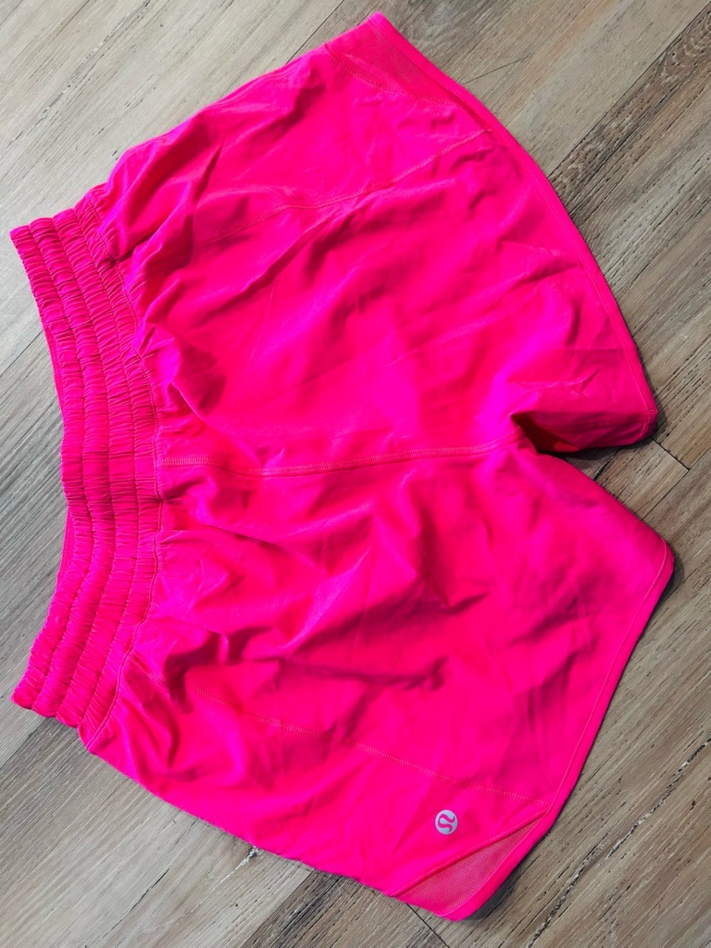 lululemon athletica Women's Neon Pink Lightweight Run Shorts Size 6 - Picture 2 of 2